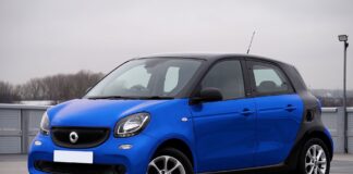 Niebieski Smart Forfour zaparkowany na tle miejskich budynków