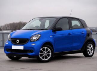 Niebieski Smart Forfour zaparkowany na tle miejskich budynków