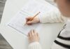 Kursant wypełnia test wyboru na egzaminie w spokojnej sali