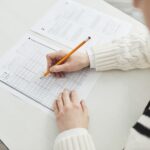 Kursant wypełnia test wyboru na egzaminie w spokojnej sali