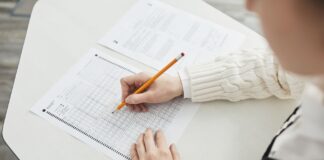 Kursant wypełnia test wyboru na egzaminie w spokojnej sali