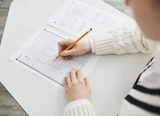 Kursant wypełnia test wyboru na egzaminie w spokojnej sali