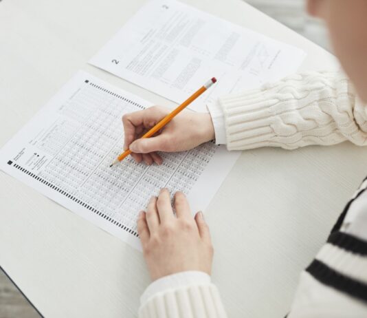Kursant wypełnia test wyboru na egzaminie w spokojnej sali