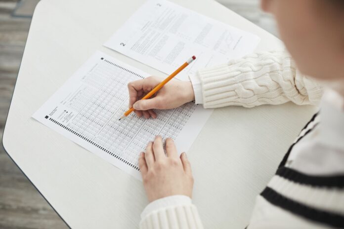 Kursant wypełnia test wyboru na egzaminie w spokojnej sali