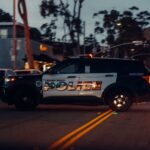 Policyjny SUV Laguna Beach patroluje ulicę nocą