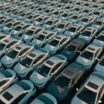 Widok z góry na równo zaparkowane samochody osobowe na parkingu