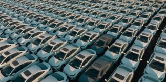 Widok z góry na równo zaparkowane samochody osobowe na parkingu