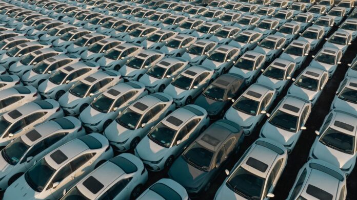 Widok z góry na równo zaparkowane samochody osobowe na parkingu