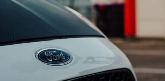 Ford kontra GM: wojna gigantów, która ukształtowała amerykański przemysł samochodowy