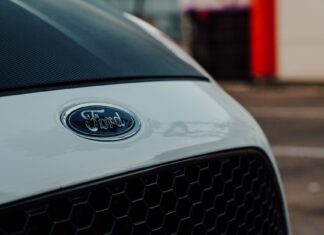 Ford kontra GM: wojna gigantów, która ukształtowała amerykański przemysł samochodowy