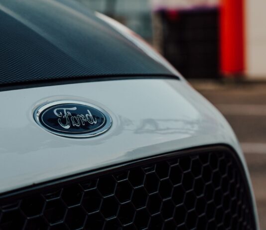 Ford kontra GM: wojna gigantów, która ukształtowała amerykański przemysł samochodowy