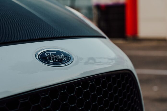 Ford kontra GM: wojna gigantów, która ukształtowała amerykański przemysł samochodowy
