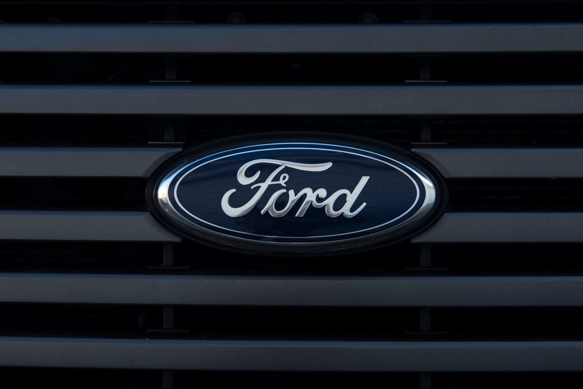 Ford kontra GM: wojna gigantów, która ukształtowała amerykański przemysł samochodowy